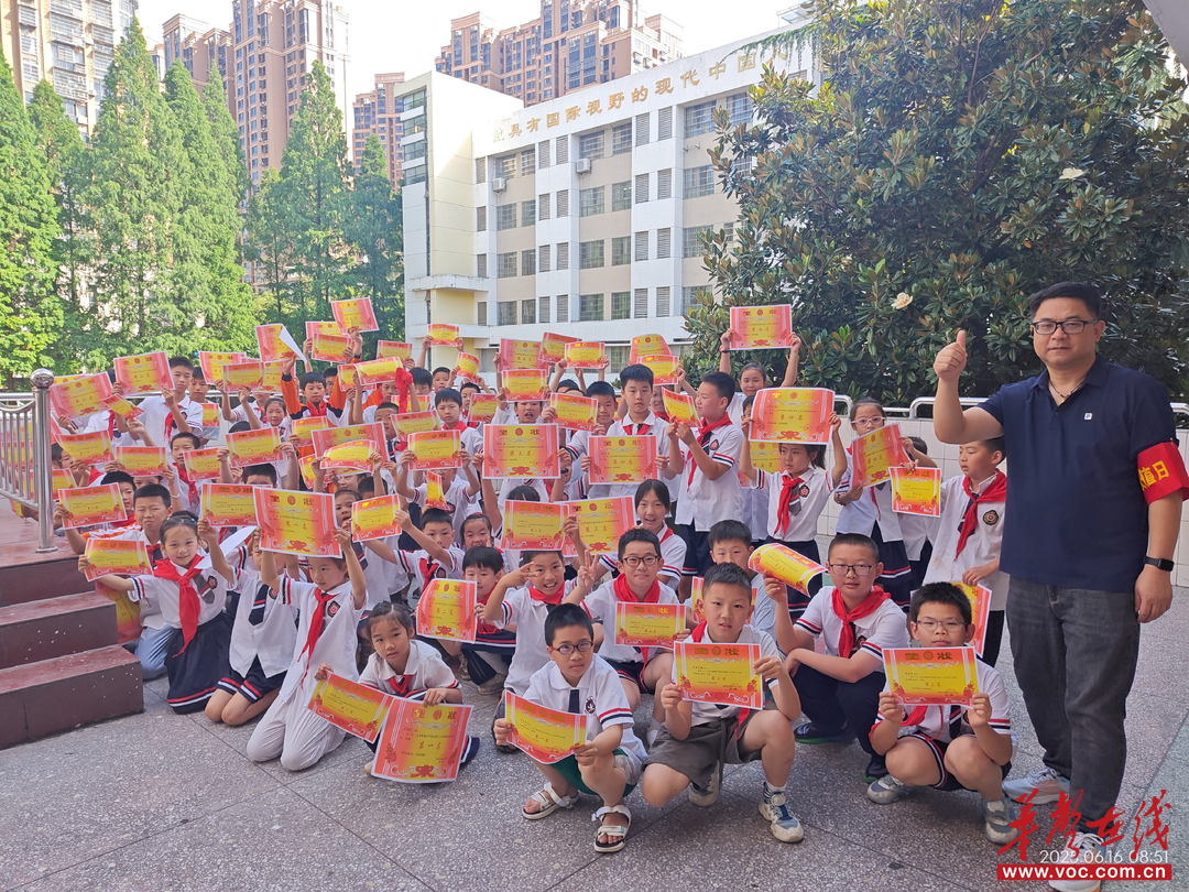 方寸棋盘展智慧 贺家土小学成功举办校园国际象棋大赛(图2)