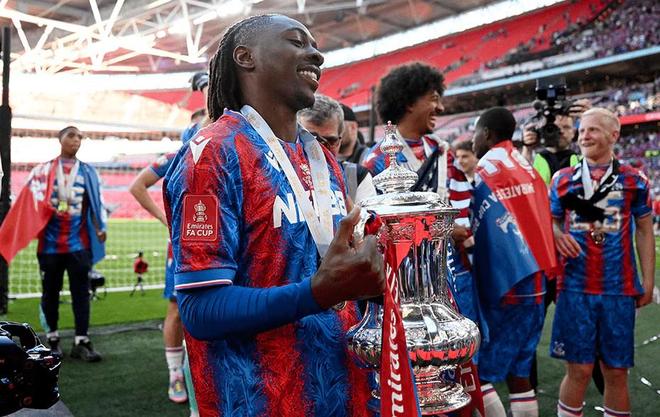 阿森纳官网以10件事介绍埃泽：热衷回馈社会喜欢国际象棋(图8)