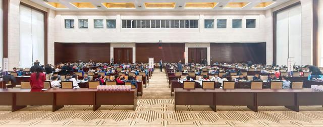 让烟火温情接续国象底蕴：2025年“奔跑吧·少年”第四届全国国际象棋校际联赛总决赛在淄博开幕(图6)