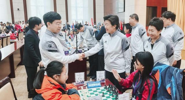 让烟火温情接续国象底蕴：2025年“奔跑吧·少年”第四届全国国际象棋校际联赛总决赛在淄博开幕(图5)