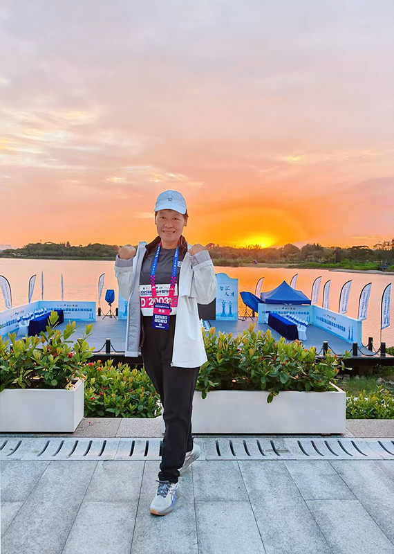 深圳理工大学“世界棋后”谢军鸣枪领跑2025南山半马(图2)