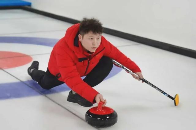 河南首座高中标准化冰壶馆惊艳亮相！就在这里→(图4)