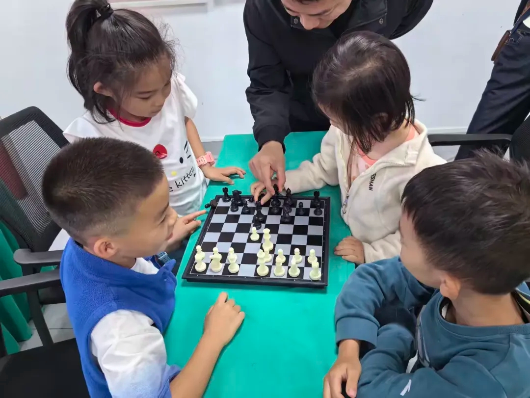 海口市退役军人事务局举办国际象棋公益课：以棋润心共赴一场温暖之约(图2)