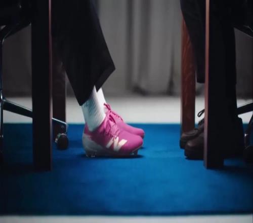 太阳报：埃泽为NewBalance拍摄广告与国际象棋冠军切磋(图2)