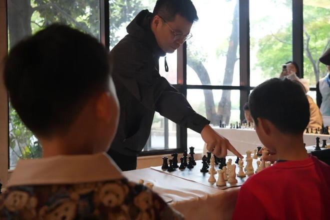 国际大师1v20！这场车轮战让小棋手们过足瘾→(图2)
